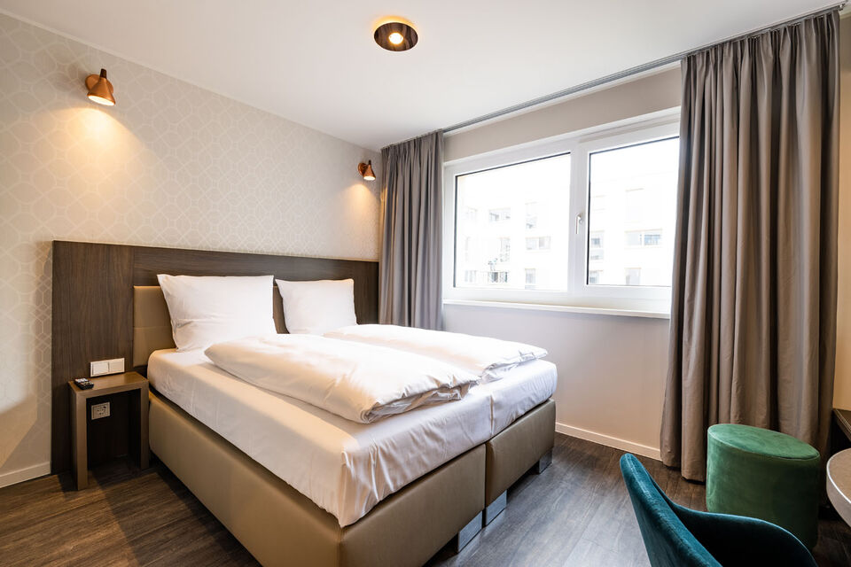 Serviced apartment, bedroom with panoramic windows in München Aschheim-Dornach
