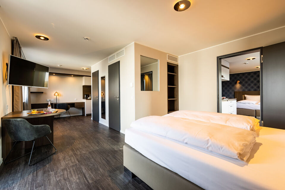 Serviced Apartment, Schlafzimmer mit offener Wohnbereichsgestaltung in München Trudering