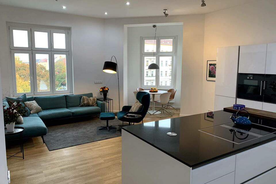 Möblierte Wohnung, Wohnzimmer mit offener Küche in Berlin Friedrichshain