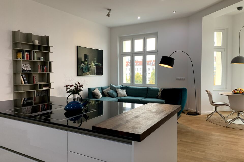 Möblierte Wohnung, Wohnzimmer mit offener Küche in Berlin Friedrichshain