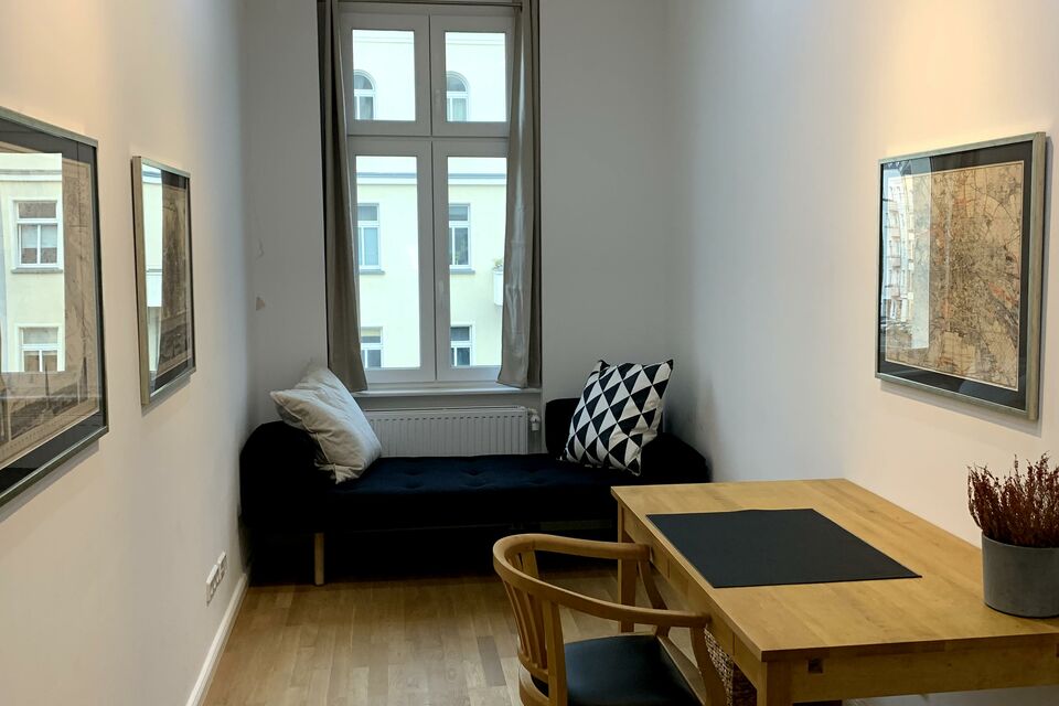 Möblierte Wohnung, Wohnzimmer mit Fensterbank-Sitzplatz in Berlin Friedrichshain