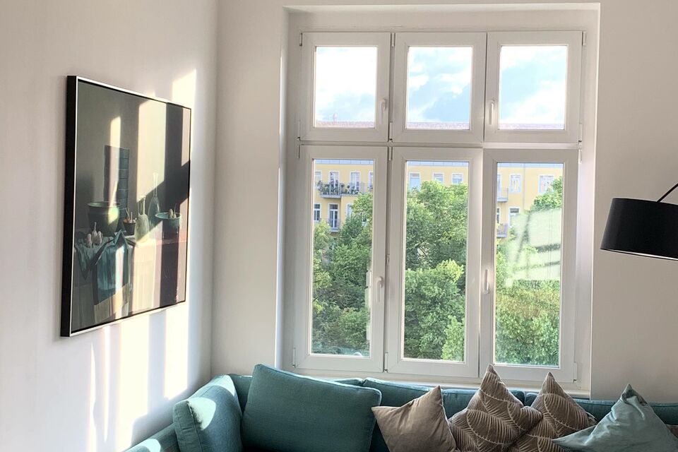 Möblierte Wohnung, Wohnzimmer mit großem Fenster in Berlin Friedrichshain