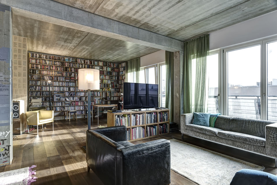 Furnished apartment, living room with floor-to-ceiling bookshelf in Berlin Mitte