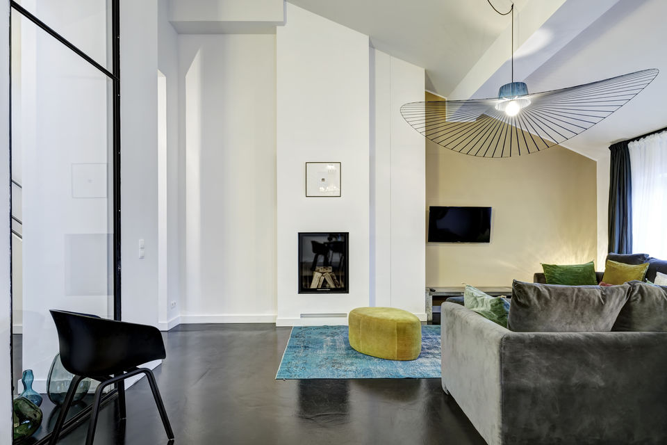 Serviced apartment, living room with fireplace in Berlin Mitte