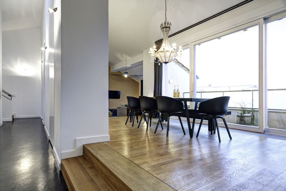 Serviced apartment, dining room with panoramic windows in Berlin Mitte