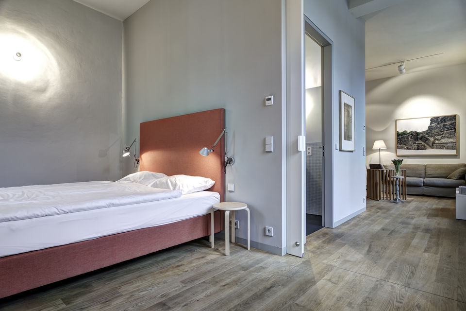 Furnished apartment, bedroom with red bed in Berlin Friedrichshain
