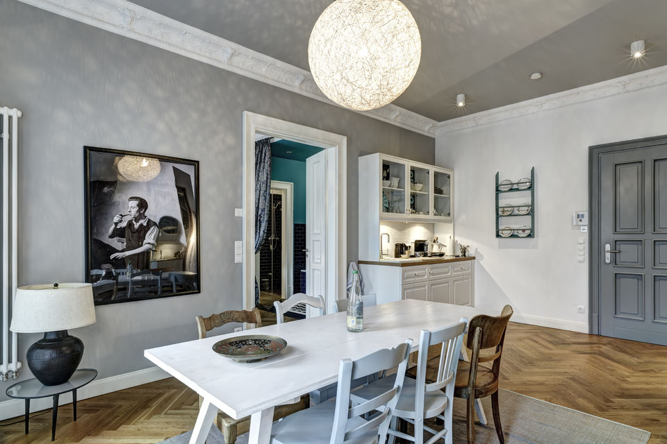 Serviced Apartment, Esszimmer mit Designerleuchte in Berlin Mitte
