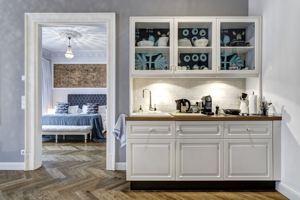 Serviced Apartment, Küche mit offenen Glasvitrinen in Berlin Mitte