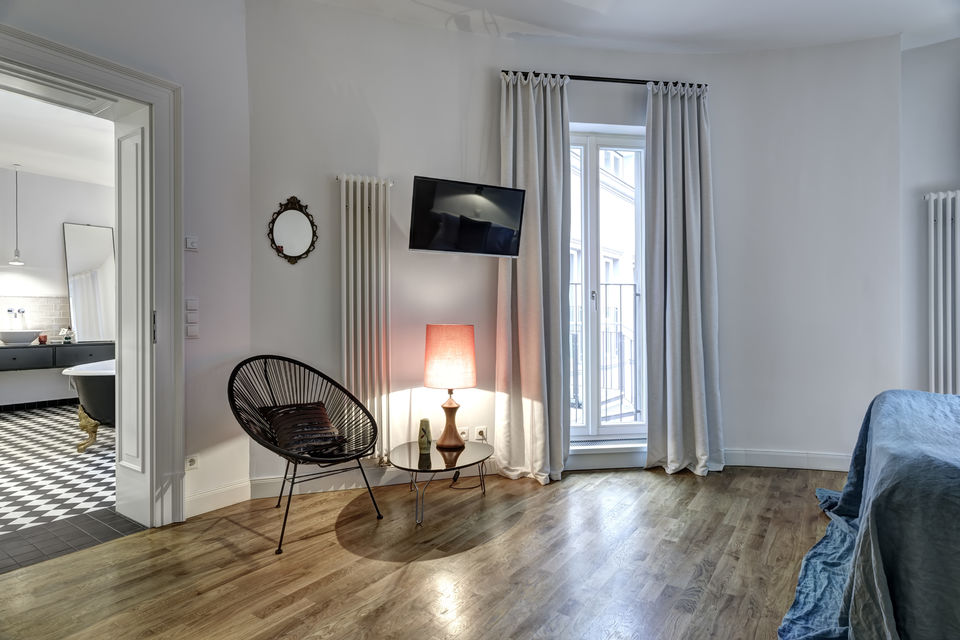Serviced Apartment, Schlafzimmer mit Balkonzugang in Berlin Mitte