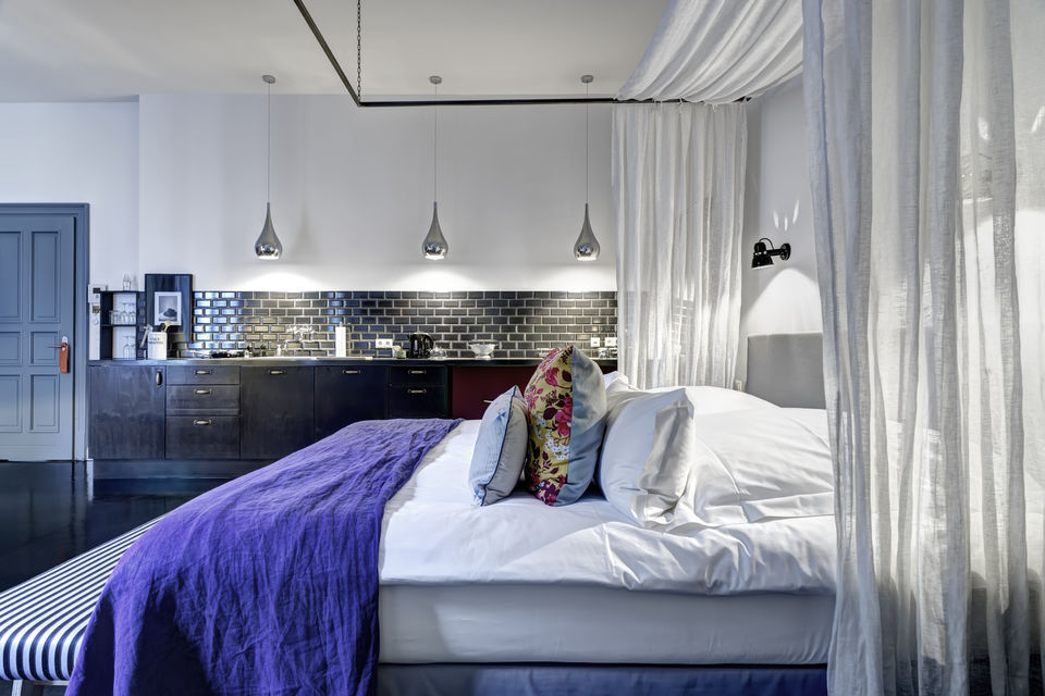 Serviced Apartment, Schlafzimmer mit Himmelbett in Berlin Mitte
