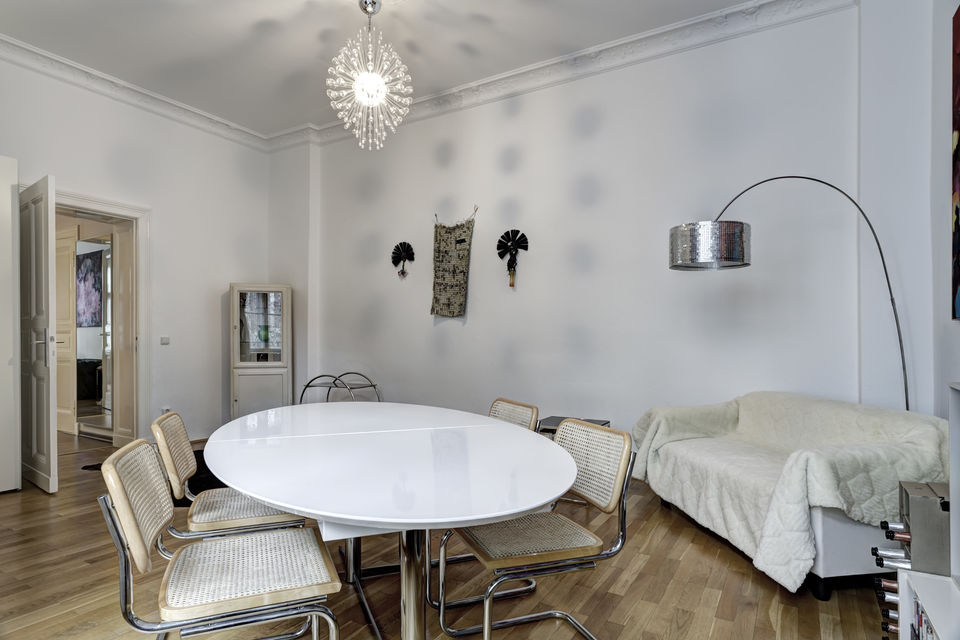 Furnished apartment, living room with round dining table in Berlin Schöneberg