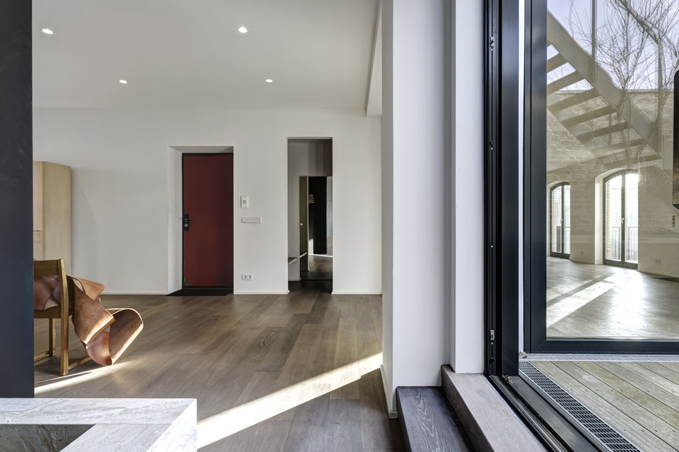 Möblierte Wohnung, Wohnzimmer mit großflächigen Fenstern in Berlin Kreuzberg