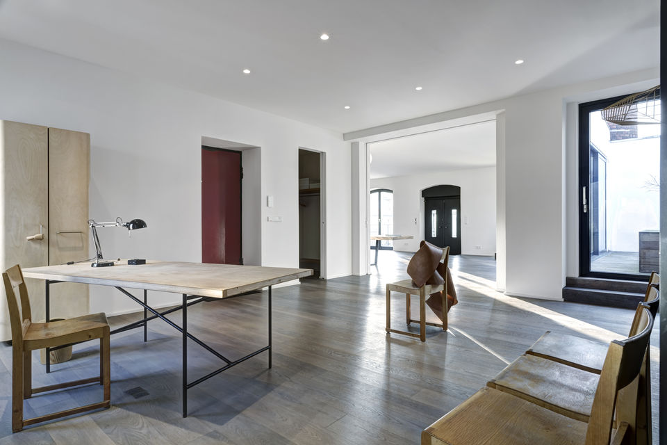 Möblierte Wohnung, Wohnzimmer mit Esstisch und Holzstühlen in Berlin Kreuzberg