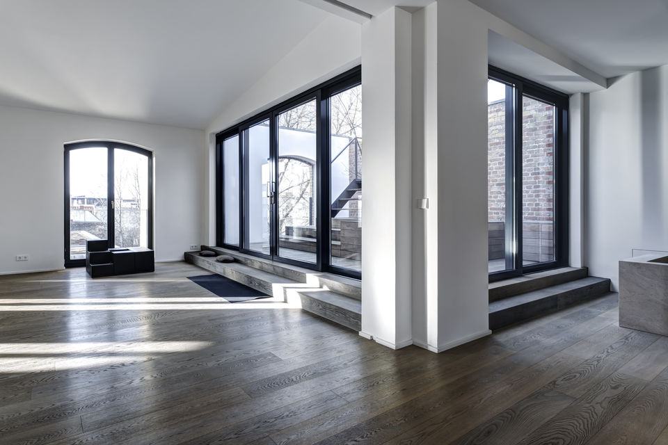 Möblierte Wohnung, Wohnzimmer mit großflächigen Fenstern in Berlin Kreuzberg