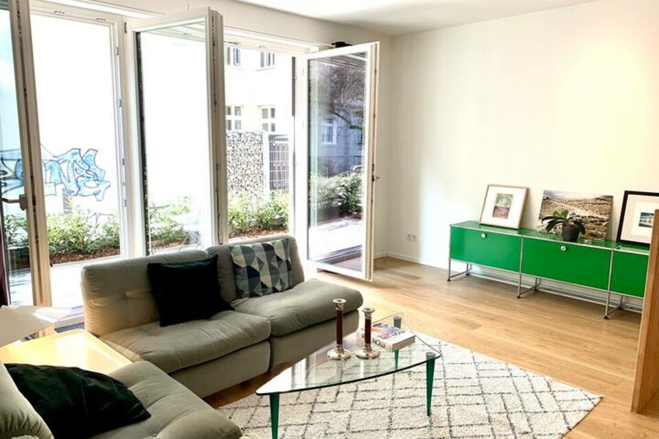 Möblierte Wohnung, Wohnzimmer mit Balkonzugang in Berlin Friedrichshain