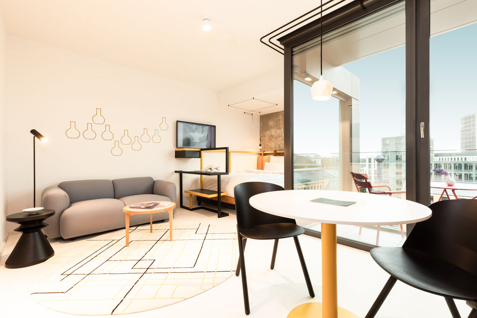 Möblierte Wohnung, Wohnzimmer mit Panoramafenstern in Berlin Tiergarten