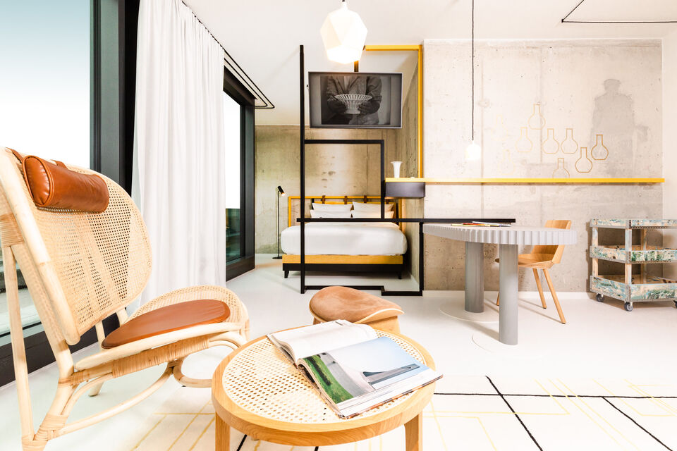 Furnished apartment, bedroom 1 with canopy bed in Berlin Tiergarten