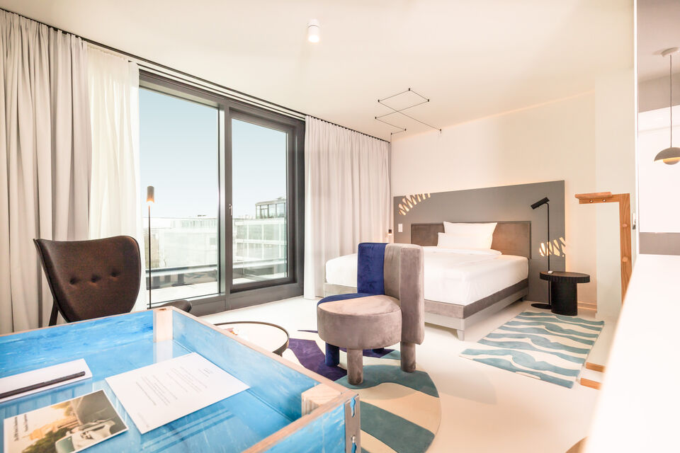 Furnished apartment, bedroom 1 with panoramic windows in Berlin Tiergarten