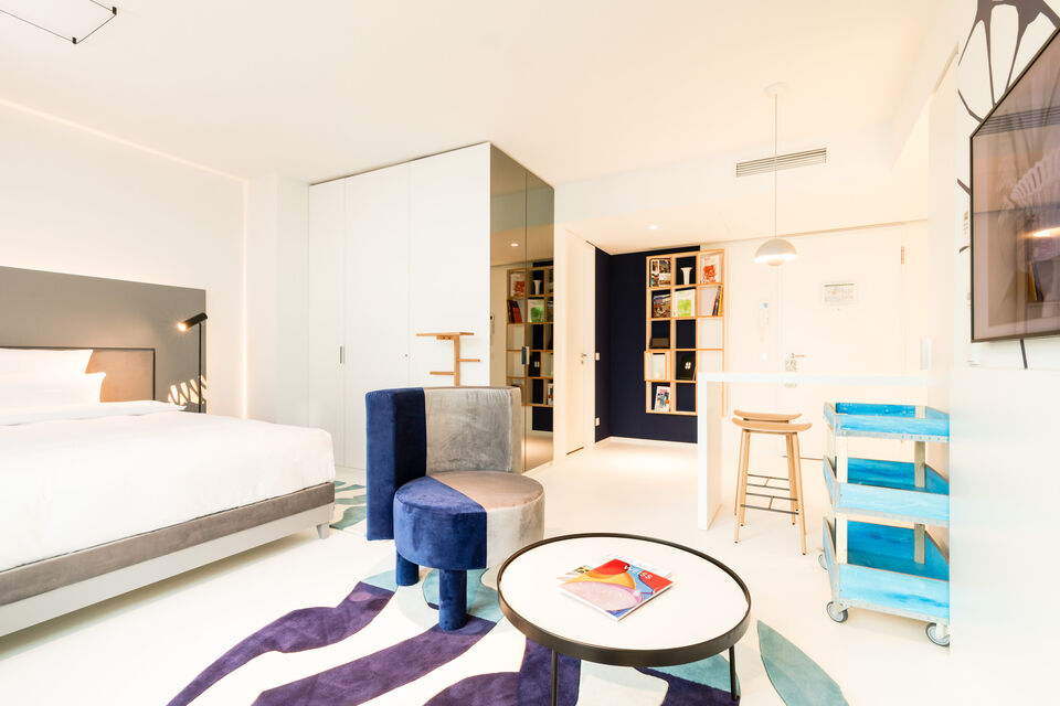 Furnished apartment, bedroom with contemporary seating area in Berlin Tiergarten