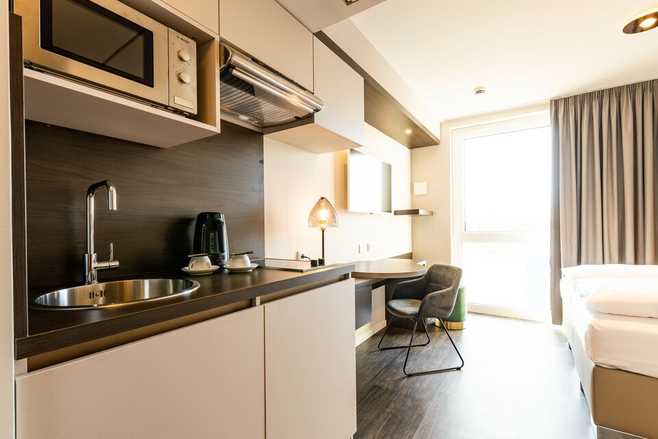 Serviced Apartment, Küche mit moderner Ausstattung in München Trudering