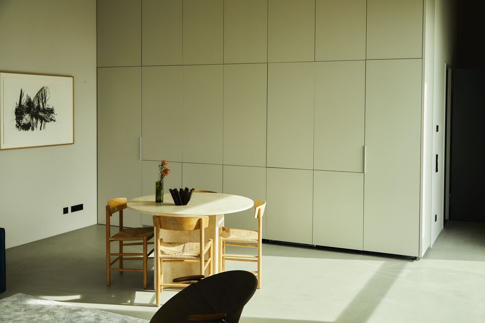 Furnished apartment, dining room with round table in Berlin Wedding