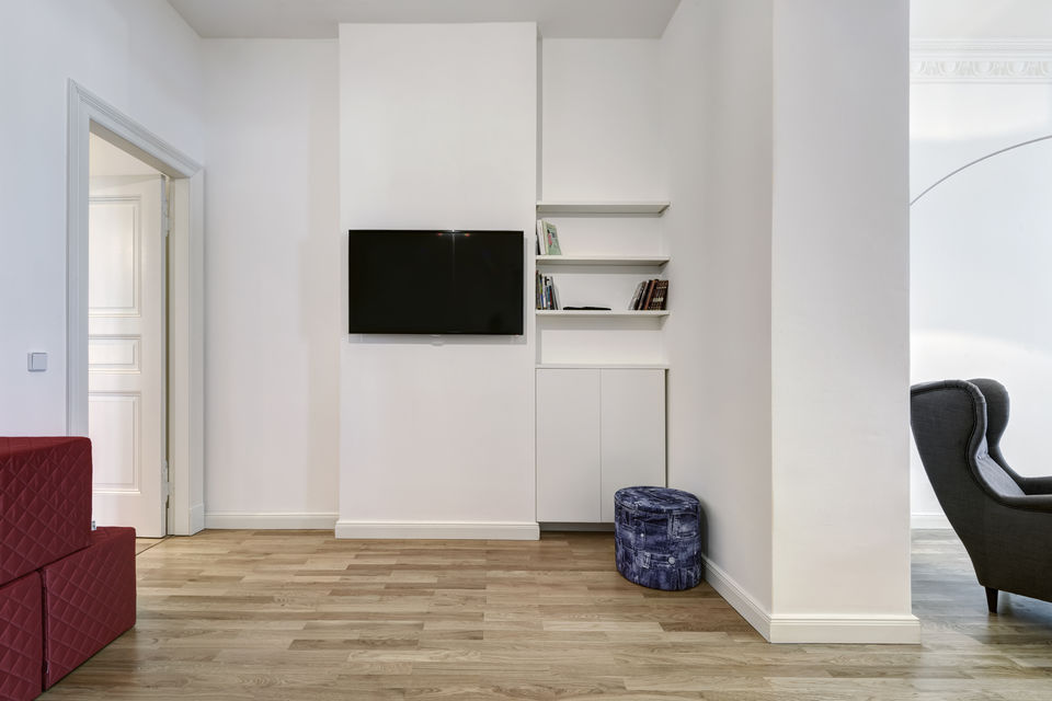 Furnished apartment, living room with wall-mounted TV in Berlin Schöneberg