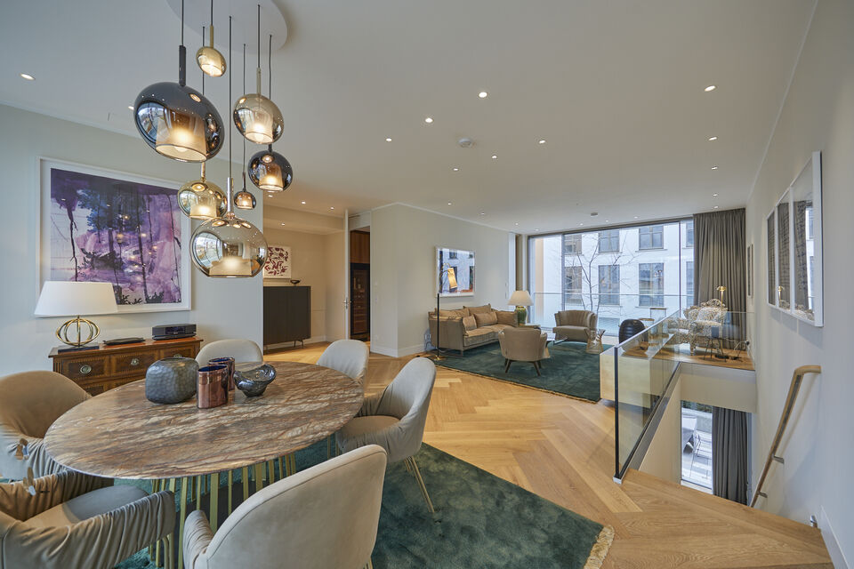 Serviced Apartment, Wohnzimmer mit Designer-Pendelleuchten in Berlin Mitte