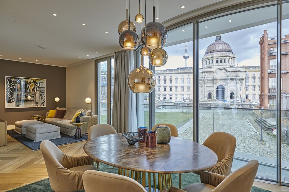 Serviced Apartment, Wohnzimmer mit Domblick in Berlin Mitte