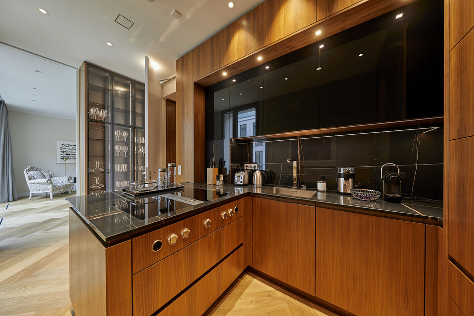 Serviced Apartment, Küche mit Holzfront und schwarzer Arbeitsplatte in Berlin Mitte