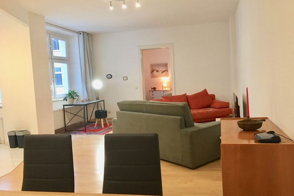 Möblierte Wohnung, Wohnzimmer mit Essbereich in Berlin Prenzlauer Berg