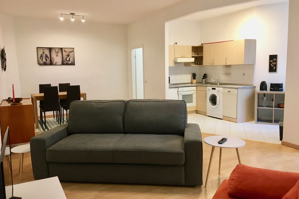 Möblierte Wohnung, Wohnzimmer mit offener Küche in Berlin Prenzlauer Berg