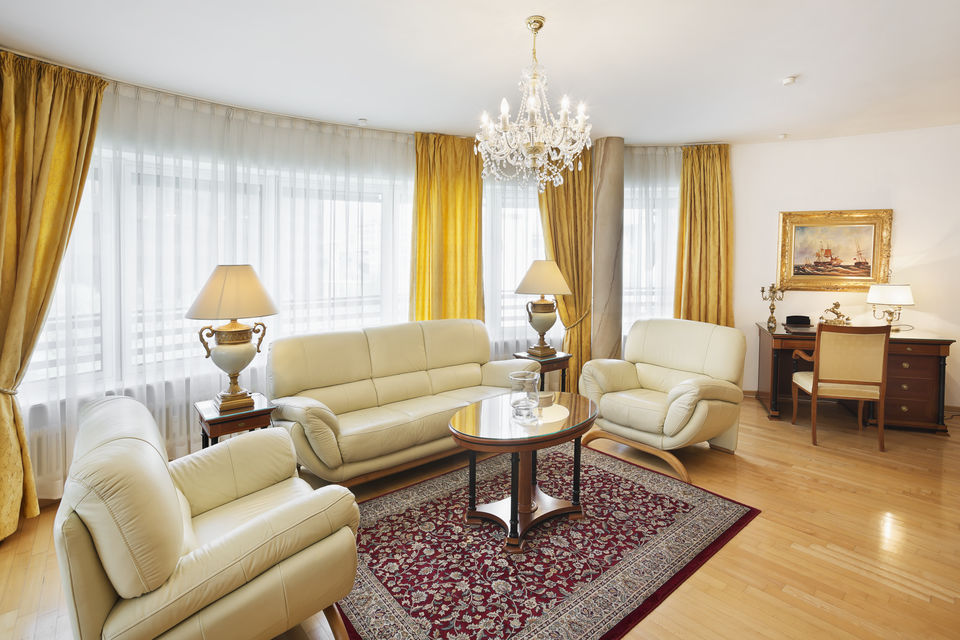 Serviced apartment, living room with crystal chandelier in Berlin Tiergarten
