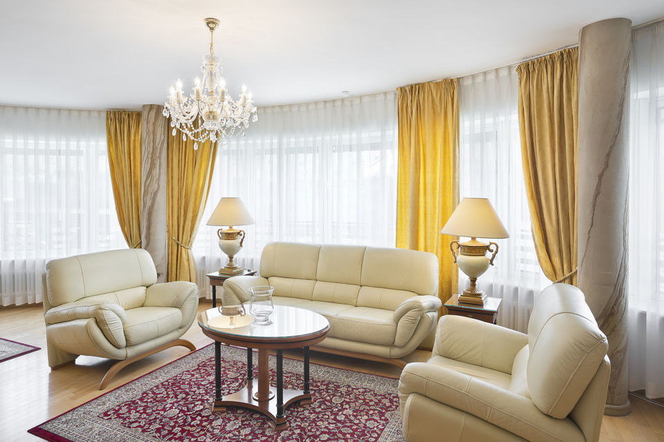Serviced apartment, living room with crystal chandelier in Berlin Tiergarten