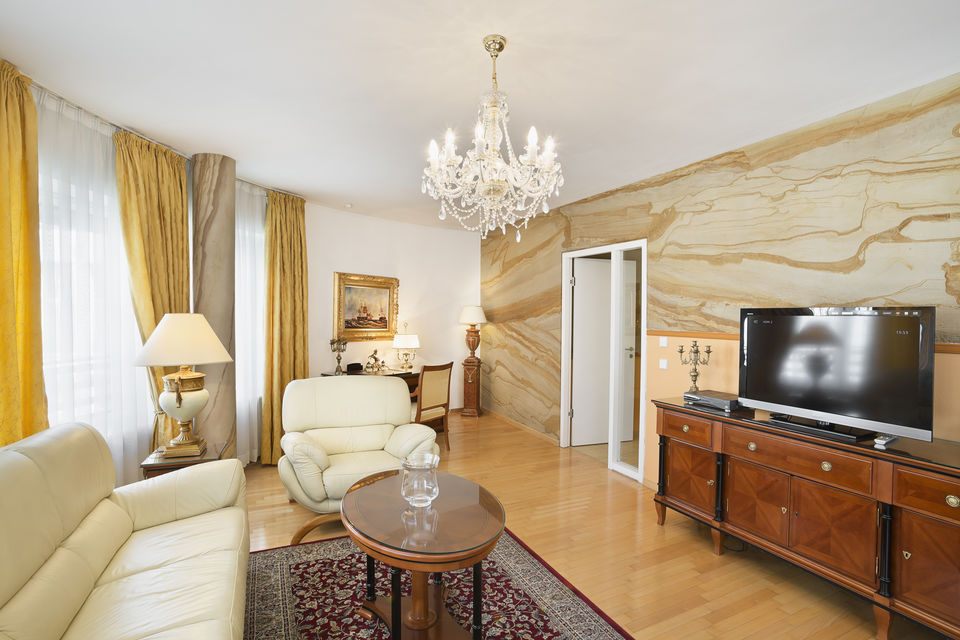 Serviced apartment, living room with crystal chandelier in Berlin Tiergarten