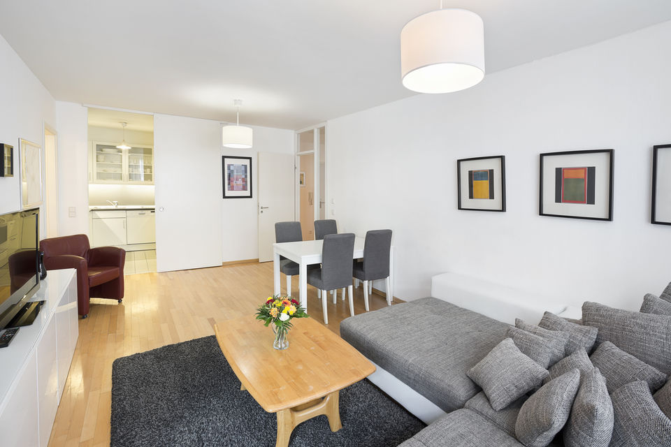 Serviced Apartment, Wohnzimmer mit Eichenholzboden in Berlin Tiergarten