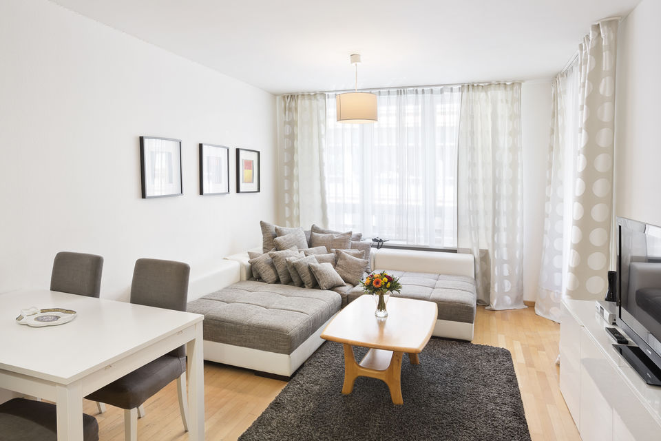 Serviced Apartment, Wohnzimmer mit Fensterfront in Berlin Tiergarten