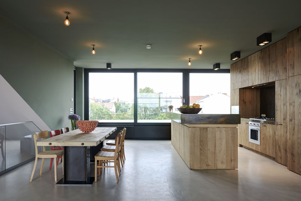 Möblierte Wohnung, Küche mit Kochinsel und Panoramafenstern in Berlin Mitte