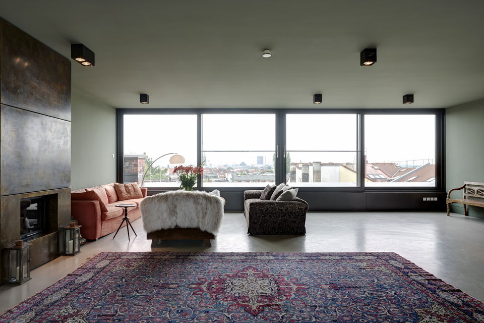 Möblierte Wohnung, Wohnzimmer mit Panoramafenstern in Berlin Mitte