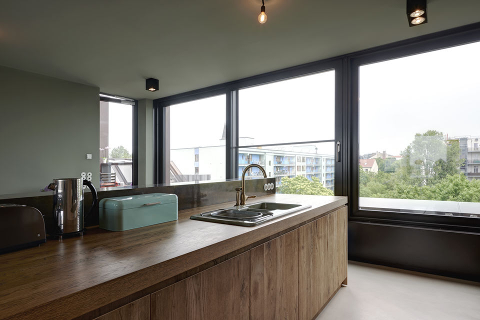 Möblierte Wohnung, Küche mit Panoramafenstern in Berlin Mitte