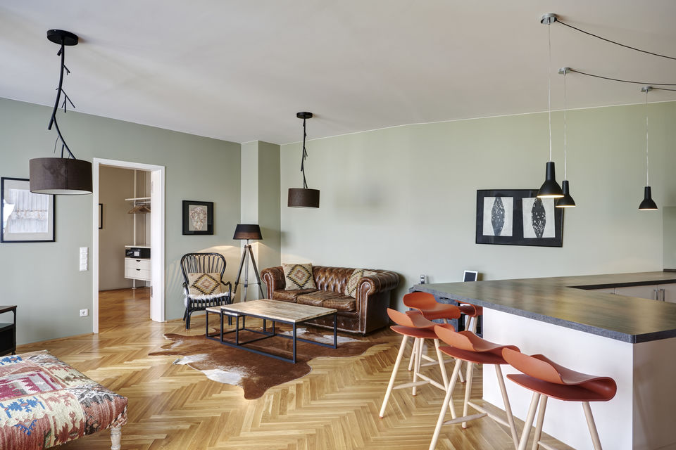 Serviced apartment, living room with herringbone parquet flooring in Berlin Mitte