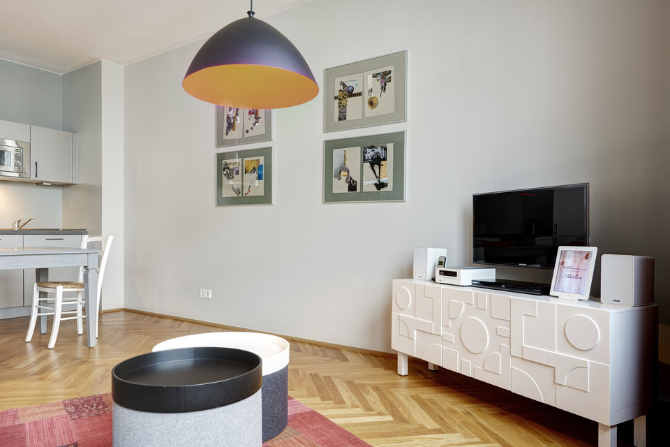 Serviced Apartment, Wohnzimmer mit Designer-Pendelleuchte in Berlin Mitte