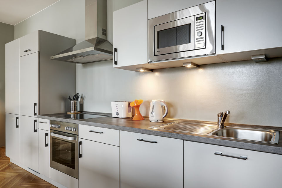 Serviced Apartment, Küche mit modernen Edelstahlgeräten in Berlin Mitte