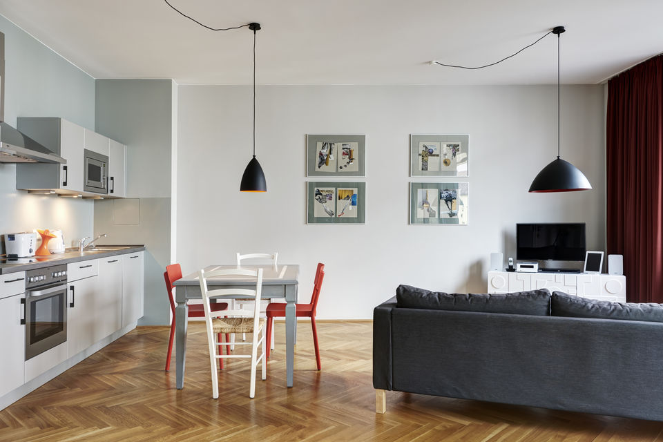 Serviced Apartment, Wohnzimmer mit offener Küche in Berlin Mitte