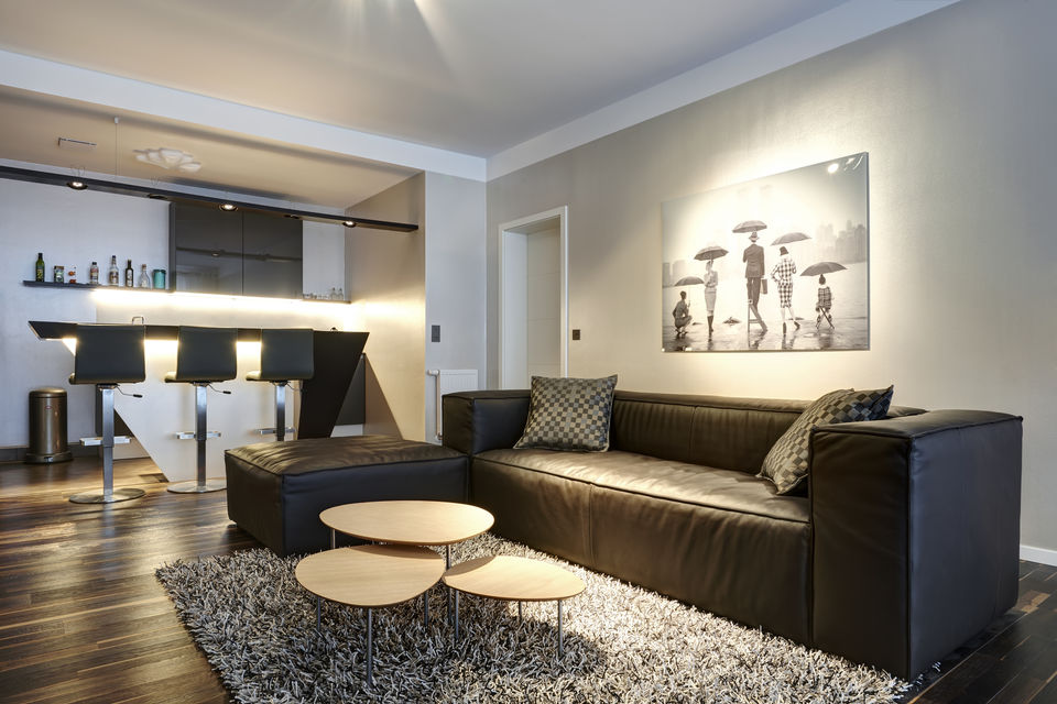 Möblierte Wohnung, Wohnzimmer mit Ledersofa in Berlin Mitte