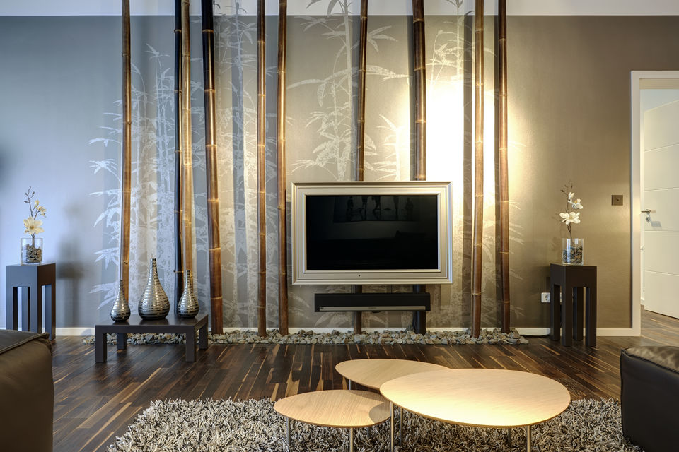 Möblierte Wohnung, Wohnzimmer mit Designer-Wandpaneelen in Berlin Mitte