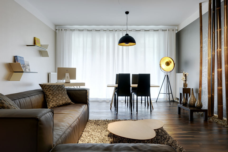 Möblierte Wohnung, Wohnzimmer mit Designer-Pendelleuchte in Berlin Mitte