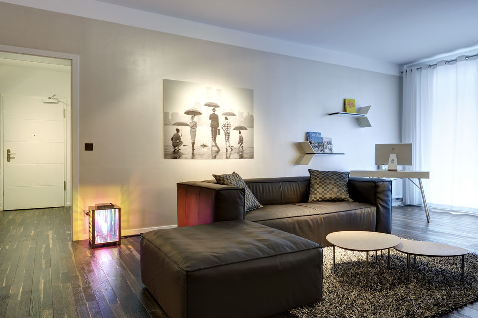 Möblierte Wohnung, Wohnzimmer mit schwarzem Ledersofa in Berlin Mitte
