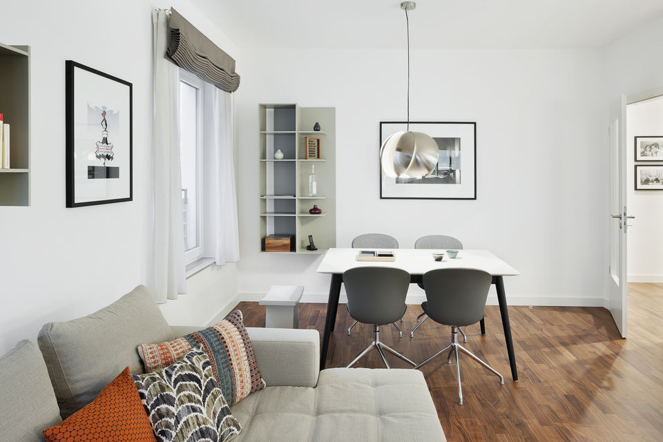 Möblierte Wohnung, Esszimmer mit Esstisch und modernen Stühlen in Berlin Tiergarten