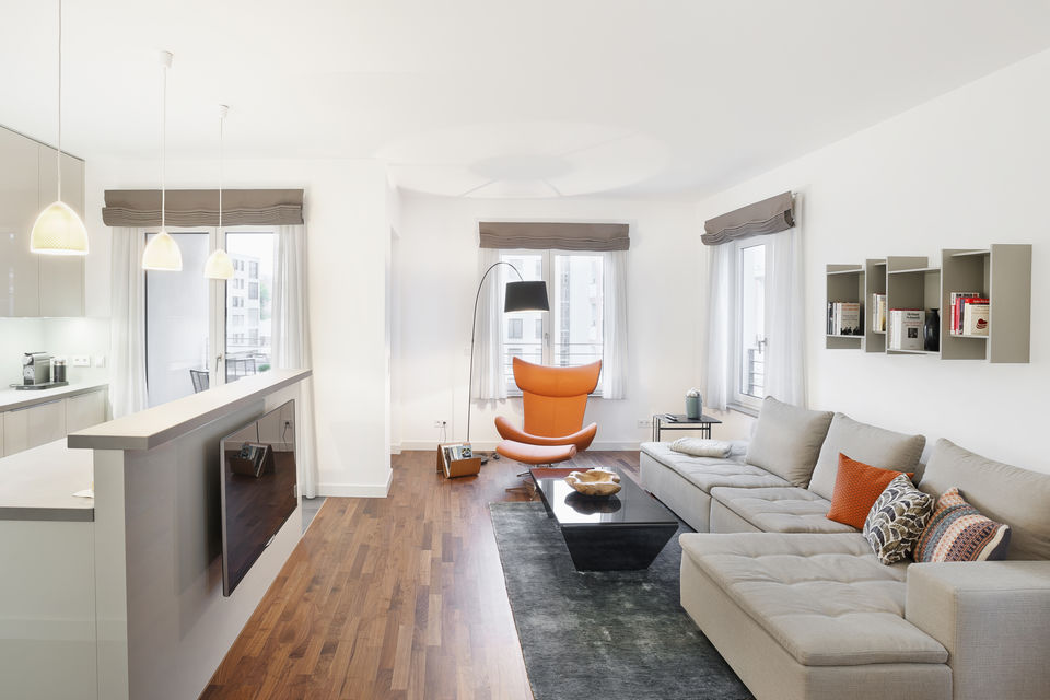 Möblierte Wohnung, Wohnzimmer mit orangefarbenem Designsessel in Berlin Tiergarten
