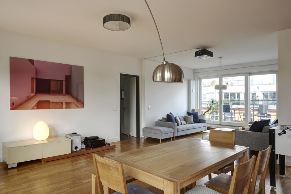 Möblierte Wohnung, Esszimmer mit Holztisch in Berlin Friedrichshain